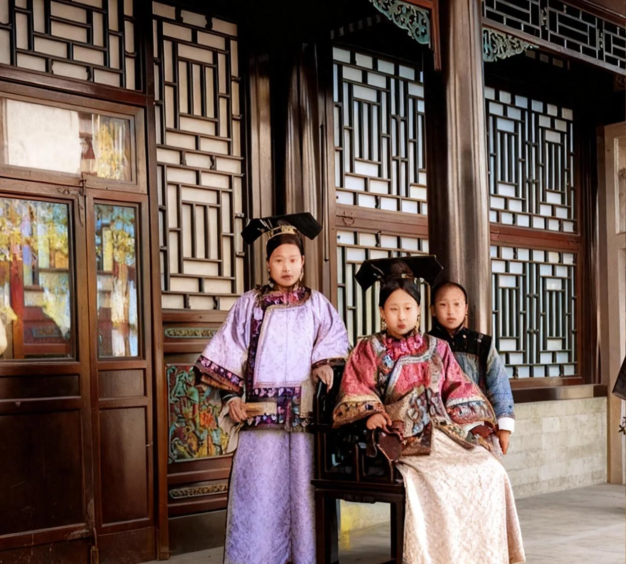 Historical clothing display with figures in Qing-era garments